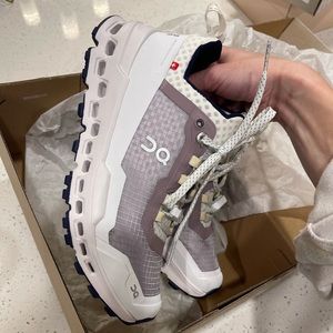 Cloudultra Fluorite in lily and white